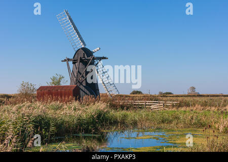 L'usine Herringfleet ou Walker's Mill est une classe II* énumérés smock mill à Herringfleet, Suffolk, Angleterre, en mauvais état avec deux voiles retirées Banque D'Images