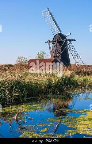 L'usine Herringfleet ou Walker's Mill est une classe II* énumérés smock mill à Herringfleet, Suffolk, Angleterre, en mauvais état avec deux voiles retirées Banque D'Images