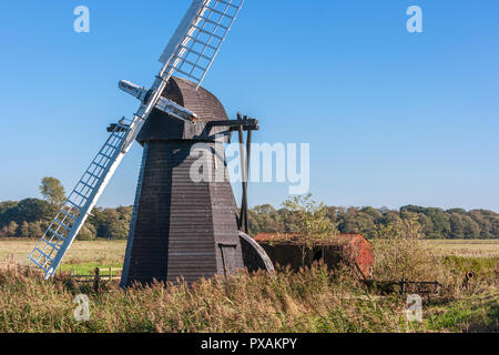 L'usine Herringfleet ou Walker's Mill est une classe II* énumérés smock mill à Herringfleet, Suffolk, Angleterre, en mauvais état avec deux voiles retirées Banque D'Images