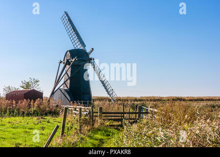 L'usine Herringfleet ou Walker's Mill est une classe II* énumérés smock mill à Herringfleet, Suffolk, Angleterre, en mauvais état avec deux voiles retirées Banque D'Images