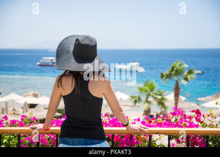 Femme au chapeau sur la plage Banque D'Images