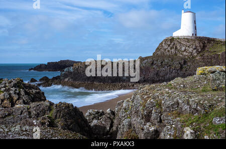 Avis de Twr Mawr phare sur l'île Llanddwyn, Newborough, Anglesey, au Royaume-Uni. Une longue exposition image prise le 20 octobre 2018. Banque D'Images