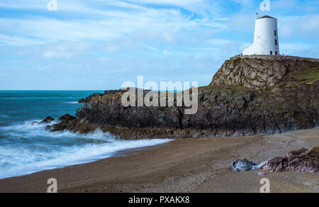 Avis de Twr Mawr phare sur l'île Llanddwyn, Newborough, Anglesey, au Royaume-Uni. Une longue exposition image prise le 20 octobre 2018. Banque D'Images