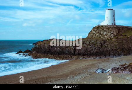 Avis de Twr Mawr phare sur l'île Llanddwyn, Newborough, Anglesey, au Royaume-Uni. Une longue exposition image prise le 20 octobre 2018. Banque D'Images