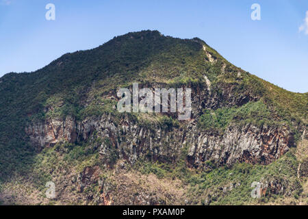 Le haut sommet du mont Longonot montrant falaise et la végétation, Kenya Banque D'Images