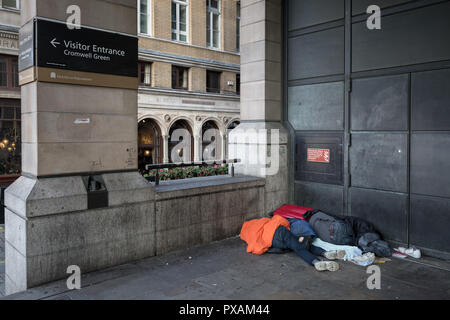 Londres, Royaume-Uni. 21 Oct, 2018. Les habitants de la rue pendant la journée près de la station de métro Westminster. Crédit : Guy Josse/Alamy Live News Banque D'Images