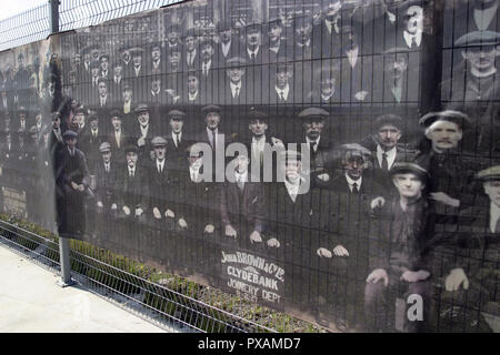 Cette photographie est énorme sur l'affichage à côté de la grue Titan, qui se trouve sur les rives de la rivière Clyde, et montre beaucoup de la main-d'œuvre que l'habitude de travailler dans le célèbre John Brown constructeurs de cour. La grue a été une partie essentielle de la vie de la cour dans la ville de Clydebank près de Glasgow. Banque D'Images