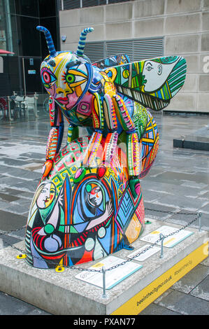 Pablo, Bee-Casso par Jenny Leonard. L'un de l'abeille dans la ville des sculptures, la place de la Couronne, Spinningfields, Manchester, Royaume-Uni. Banque D'Images