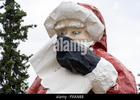 10 AOÛT 2018 - Pôle Nord, l'ALASKA : Père Noël statue géante à l'extérieur de la célèbre maison du Père Noël est un roadside attraction populaire pour les touristes Banque D'Images