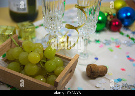 Vue d'une table prêts à fêter Noël où vous pouvez voir des grands verres de champagne ou cava, raisins pour célébrer la fin de l'année et ainsi Banque D'Images