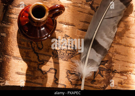 Carte de la mer avec des illustrations des voiliers et rose des vents de l'ordre des antiquités sur l'écorce de Banque D'Images