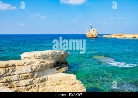 Épave rouillée abandonnée III EDRO à Pegeia, Paphos, Chypre. Il est échoué sur les roches à Peyia mer kantarkastoi grottes, Coral Bay, Paphos, debout à Banque D'Images