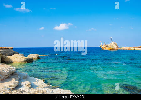 Épave rouillée abandonnée III EDRO à Pegeia, Paphos, Chypre. Il est échoué sur les roches à Peyia mer kantarkastoi grottes, Coral Bay, Paphos, debout à Banque D'Images