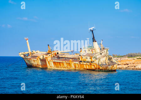 Épave rouillée abandonnée III EDRO à Pegeia, Paphos, Chypre. Il est échoué sur les roches à Peyia mer kantarkastoi grottes, Coral Bay, Paphos, debout à Banque D'Images