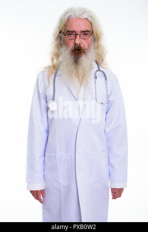 Portrait d'homme barbu senior doctor standing tout en portant Banque D'Images