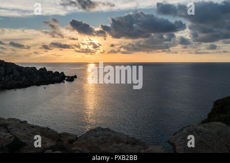 Mer calme paysage coucher du soleil à Malte au Golden bat. nuageux coucher de soleil sur la mer. soleil. réflexion vue paisible. la tranquillité. Banque D'Images