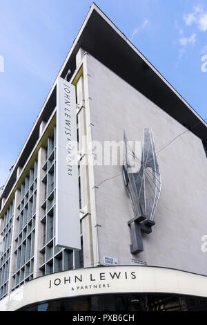 La figure ailée par Barbara Hepworth sur le côté de John Lewis dans Oxford Street, Londres. Banque D'Images