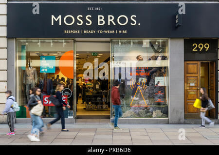 Une succursale de Moss Bros collection boutiques dans Oxford Street, Londres. Banque D'Images