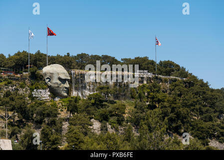 Antalya, Turquie - 22 Avril 2018 : de l'entrée de la ville d'Antalya avec cascade artificielle, de drapeaux et d'une statue de Mustafa Kemal Atatürk. Banque D'Images