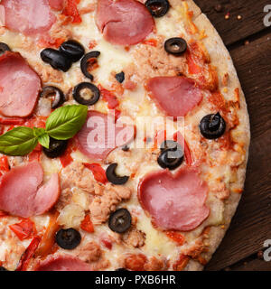 Des pizzas aux olives noires, thon et jambon italien Banque D'Images Des pizzas aux olives noires, thon et jambon italien Banque D'Images