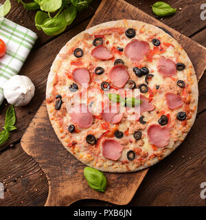 Des pizzas aux olives noires, thon et jambon italien Banque D'Images Des pizzas aux olives noires, thon et jambon italien Banque D'Images