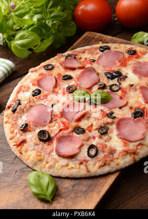 Des pizzas aux olives noires, thon et jambon italien Banque D'Images Des pizzas aux olives noires, thon et jambon italien Banque D'Images