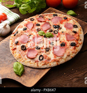 Des pizzas aux olives noires, thon et jambon italien Banque D'Images Des pizzas aux olives noires, thon et jambon italien Banque D'Images