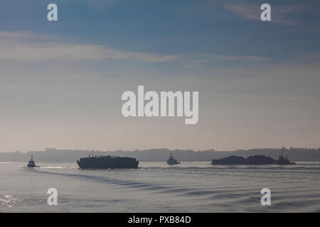 Le trafic de barges sur le bras sud du fleuve Fraser sur une octobre Matin brumeux Banque D'Images