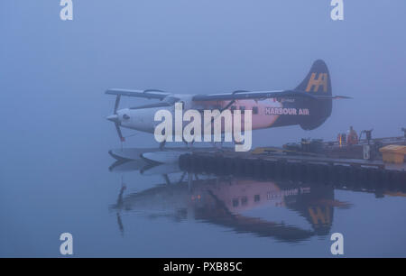 Un de Havilland Canada DHC-3 Otter Turbo par oeprated hydravion Harbour Air amarré dans le brouillard à l'aéroport au port de Victoria en Colombie-Britannique, Canada. Banque D'Images