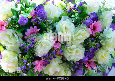 Composition de fleurs de roses, beige grandes petites roses violet et rose asters. Banque D'Images