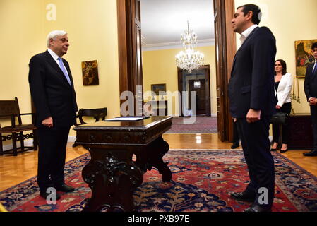 Athènes, Grèce. 20 Oct, 2018. Le Premier ministre grec et nouveau ministre des Affaires étrangères, Alexis Tsipras (à droite) avec le président de la République hellénique Prokopis Pavlopoulos (à gauche) au cours de la serment politique. Credit : Dimitrios Karvountzis/Pacific Press/Alamy Live News Banque D'Images