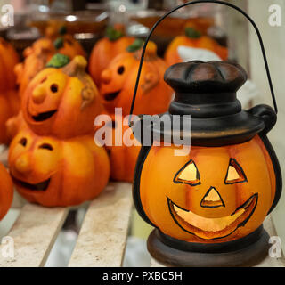 Lanterne Halloween citrouille sculptée dans une Banque D'Images