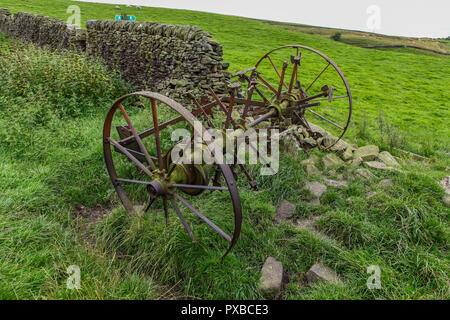 Un morceau de vieilles machines agricoles abandonnés dans un champ en milieu rural, Derbyshire, Royaume-Uni Engand Banque D'Images