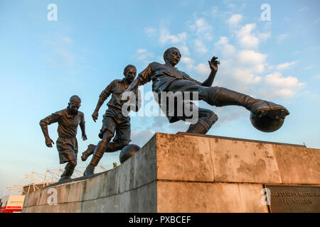 Statue de Sir Stanley Matthews au Bet 365 (était) Britannia Stadium accueil de Stoke City Football Club, Stoke on Trent, Staffordshire, Angleterre, RU Banque D'Images