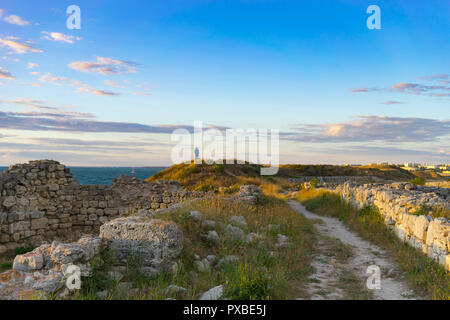 Sébastopol, Crimea-June 17, 2016 : ancienne basilique colonnes de Creek colony Chersonesos avec la vue de la cathédrale Saint-Vladimir, Sébastopol, en Crimée Banque D'Images