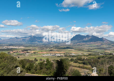 Un paysage agricole vue depuis le Monument de la langue afrikaans à Paarl dans la province occidentale du Cap en direction de Simonsberg et l'Hottentots-Holland Mountai Banque D'Images