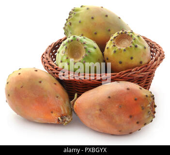 Le figuier de barbarie dans un panier sur fond blanc Banque D'Images