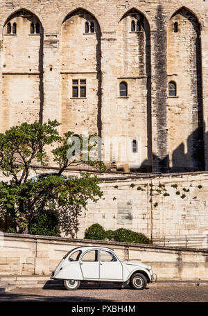 Citroen CV2 à l'extérieur du Palais des Papes Avignon France Banque D'Images