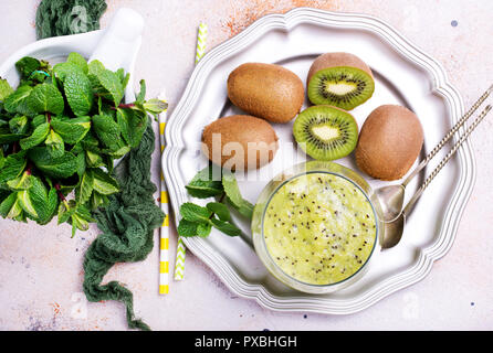 Smoothies Kiwi, jus de fruits et fruits kiwi. Boire le matin pour être en bonne santé. Banque D'Images