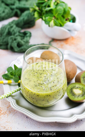 Smoothies Kiwi, jus de fruits et fruits kiwi. Boire le matin pour être en bonne santé. Banque D'Images