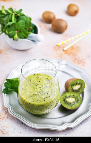 Smoothies Kiwi, jus de fruits et fruits kiwi. Boire le matin pour être en bonne santé. Banque D'Images