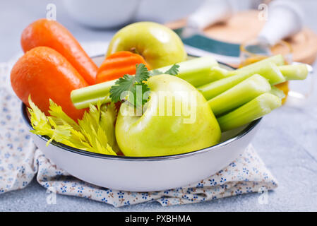 Ingrédients pour salade de régime alimentaire, les pommes et le céleri et les carottes fraîches Banque D'Images