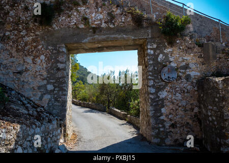 Une route sur le rocher de Gibraltar dans la partie supérieure du Rocher Nature réserver couper à travers le mur de Charles Quint. Gibraltar est un territoire britannique d'outre-mer situé sur Banque D'Images