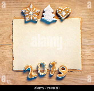 Joyeux Noël et Bonne année ! Ginger cookies faits maison sur la table en bois. Copie de l'espace pour votre texte. Vue d'en haut. Concept de traitement au four de Noël Banque D'Images