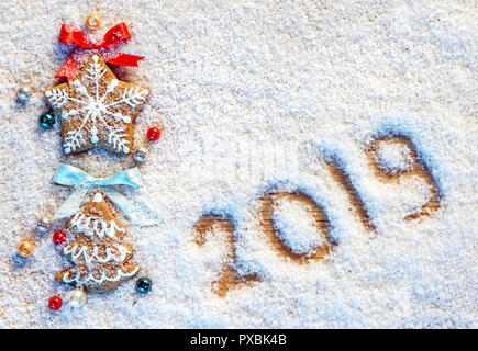 Joyeux Noël ! Gingerbread cookies sur fond de neige. Copie de l'espace pour votre texte. Concept de traitement au four de Noël Banque D'Images