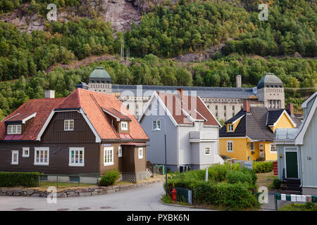 RJUKAN, NORVÈGE - 14 juillet 2018 : maisons en résidentiel à la station d'énergie hydroélectrique Saheim, Rjukan-Notodden au contexte industriel de l'UNESCO Banque D'Images