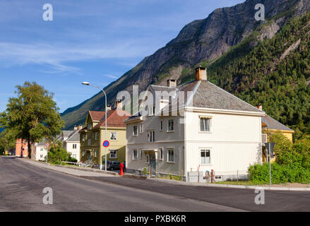 RJUKAN, NORVÈGE - 14 juillet 2018 : ardoise typique des bâtiments de bois à toit construit par Norsk Hydro company pour employés, Rjukan-Notodden industrielle UNESCO Herit Banque D'Images