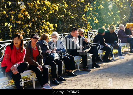Saint-petersbourg. La Russie. Les touristes 10.15.2018 détendez-vous dans le parc du palais de Catherine. Banque D'Images
