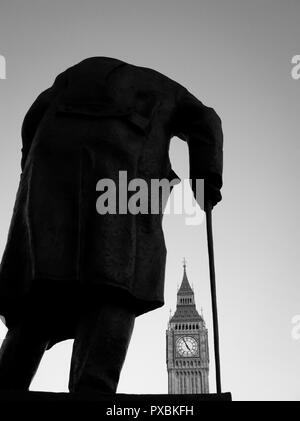 Silhouette de la statue de Winston Churchill avec Big Ben au loin. Banque D'Images