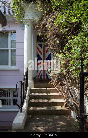 Porte d'une maison peinte en rouge, blanc et bleu de l'Union Jack flag. Banque D'Images